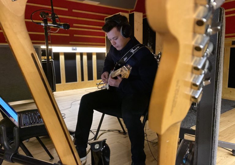 Bilde av Eivind Lyngmo som spiller inn gitar for James Richardsons EP.