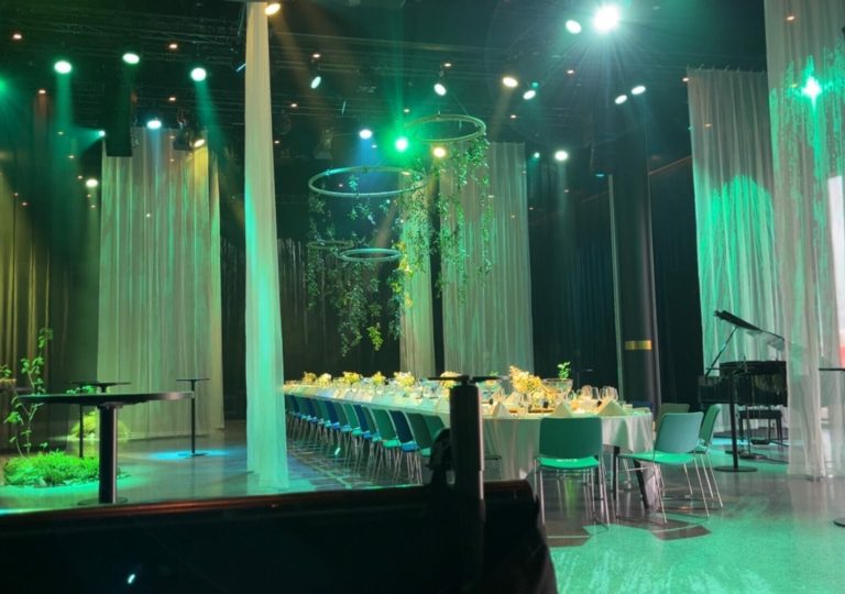 Konsert og konferanse sal i Svolvær satt opp og lyssatt for et event.