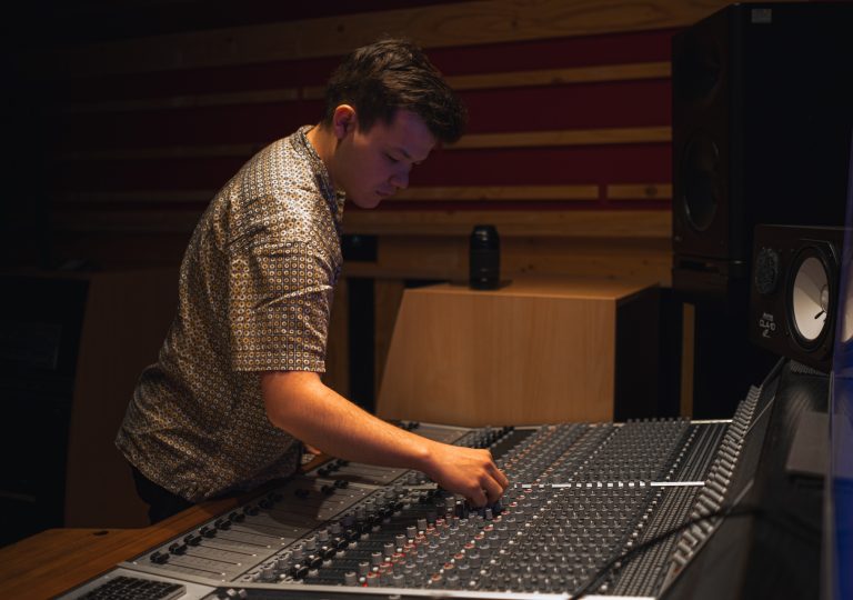 Eivind Lyngmo i studio mens han EQ-er på en kanal.